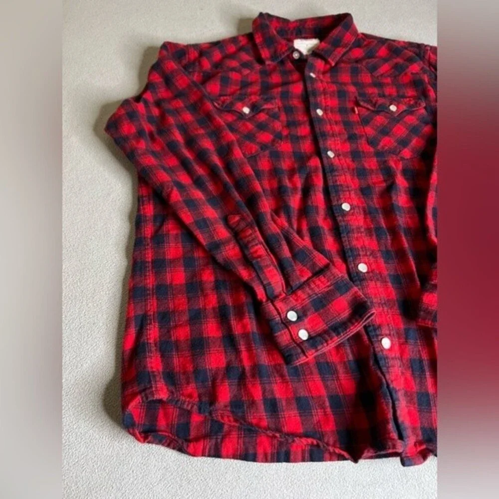 Men's Levi's Red and Black Plaid Flannel Button-up Shirt Size Medium